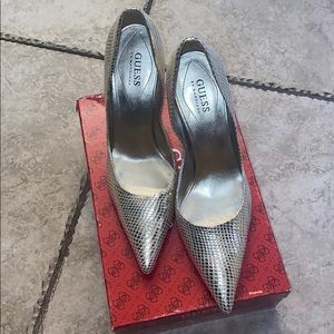 Guess Carrie 4 gold heels, textured design